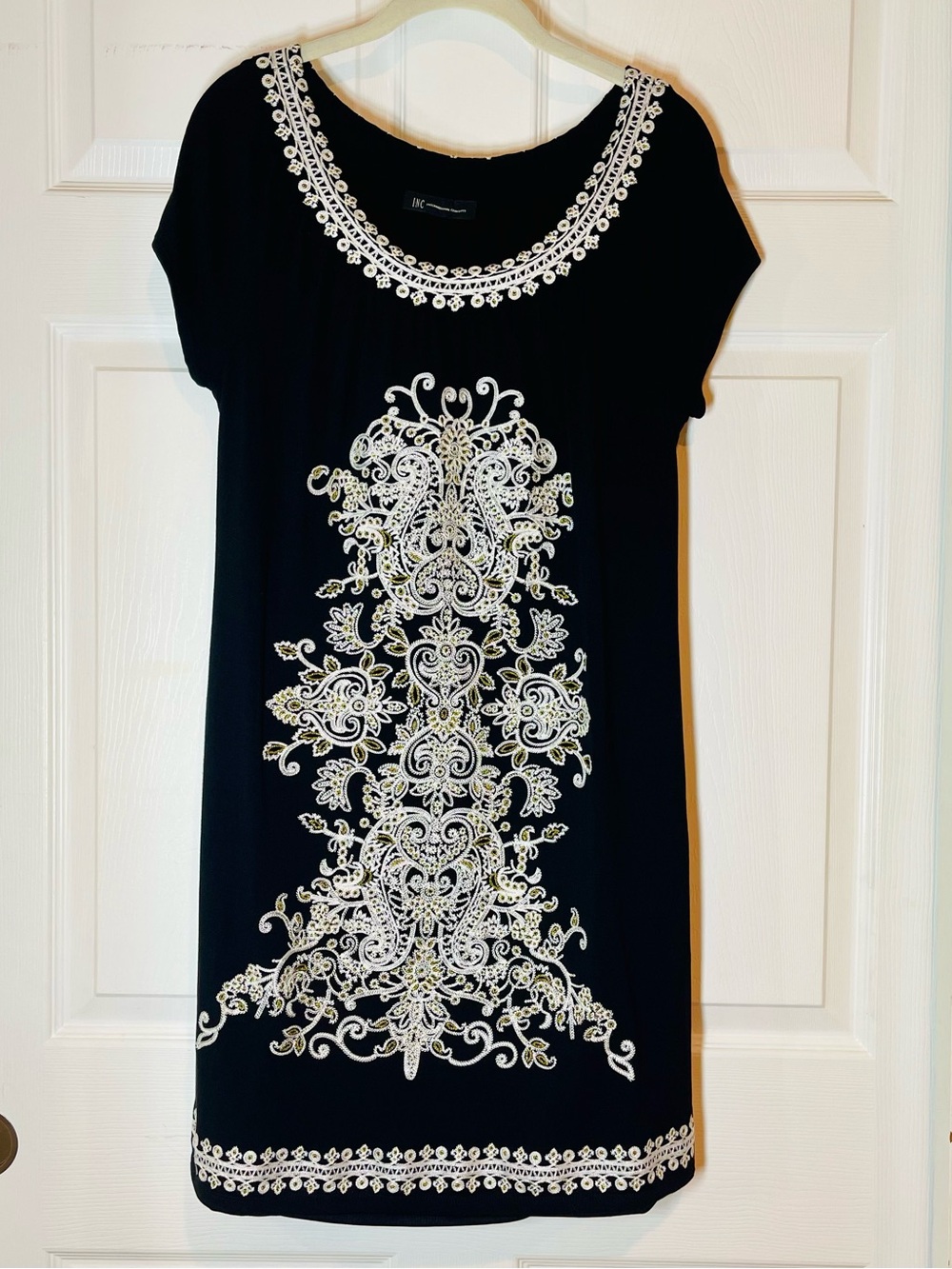 Embroidered Shift Boho Black Dress Scoop Neck Size Medium INC International Conc